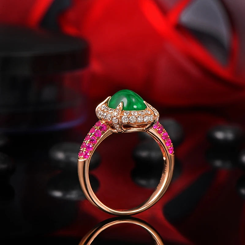 Anillo de Compromiso en Oro Rosa de 14k con Esmeralda, Zafiros Rosas y Diamantes