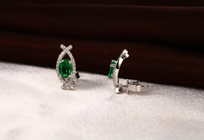 Pendientes Clásicos de Esmeralda y Diamantes en Oro Blanco de 14k